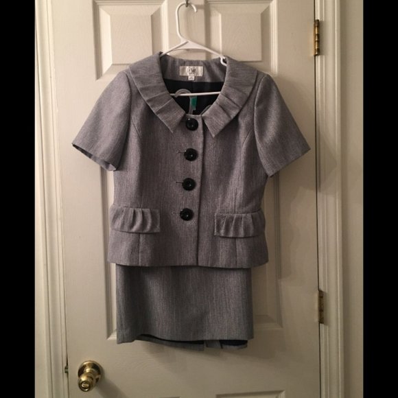 Le Suit 2 Pc Short Sleeve Jacket Skirt Suit Petite Gray Sz 8P #295 - Picture 1 of 6